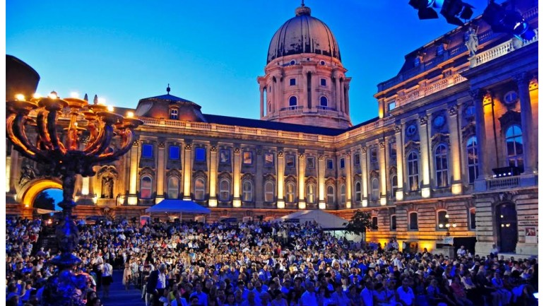 K&eacute;p forr&aacute;sa: https://fidelio.hu/