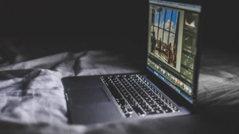 Laptopr&oacute;l is egyszerűen t&eacute;v&eacute;zhet&uuml;nk