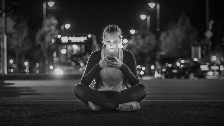 A k&ouml;z&ouml;ns&eacute;gd&iacute;jas k&eacute;p. (Horv&aacute;th Kriszti&aacute;n: B&aacute;rhol, b&aacute;rmikor.)