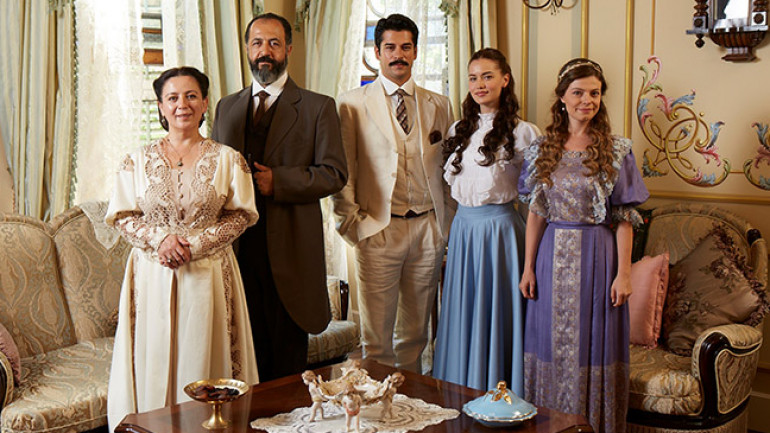 K&eacute;p forr&aacute;sa: https://sorozatwiki.hu/